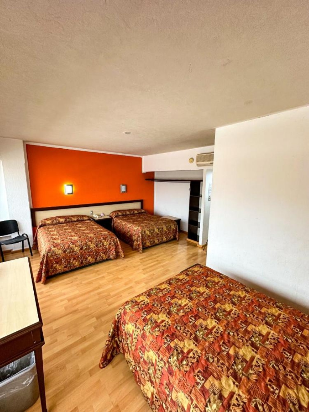 Triple Room at Hotel Montreal, photo 5