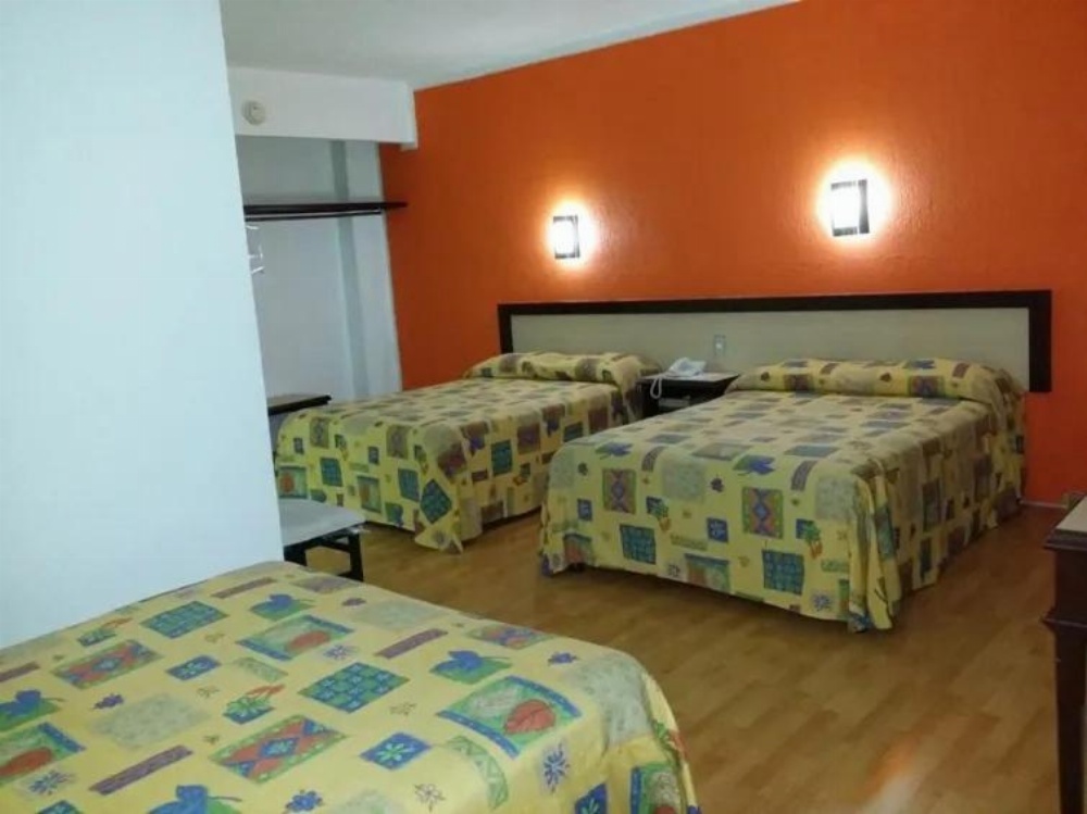 Triple Room at Hotel Montreal, photo 4
